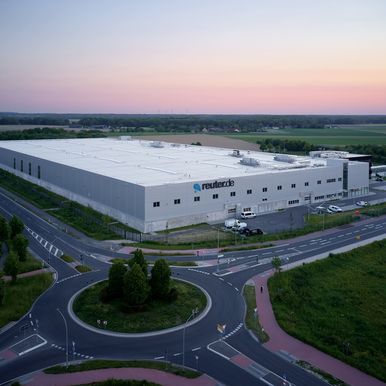 In Mönchengladbach steht ab sofort ein hochmodernes Logistik-Center mit verantwortungsvollem Grundgedanken. Im gesamten Projekt wurden über 7.500 m² KS AWP-A Sandwichpaneele mit QuadCore®-Dämmkern verbaut.