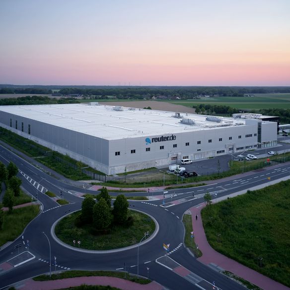 In Mönchengladbach steht ab sofort ein hochmodernes Logistik-Center mit verantwortungsvollem Grundgedanken. Im gesamten Projekt wurden über 7.500 m² KS AWP-A Sandwichpaneele mit QuadCore®-Dämmkern verbaut.