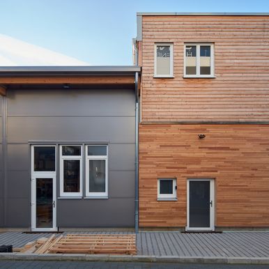 Diese Zimmerei in Rheinstetten wurde mit Sandwichpaneelen für Dach und Wand sowie Zubehör von Kingspan erbaut. Die granulierte Oberfläche verleiht dem Projekt dabei eine natürliche Optik und schützt bei mechanischer Beanspruchung.