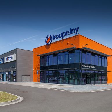 Pro stavbu již několikáté showroom Koupelny Ptáček byly použity naše KS TL QuadCore® stěnové panely ve výrazném barevném provedení, které je pro síť těchto provozoven typické – koresponduje s logem a odpovídá korporátní identitě společnosti.