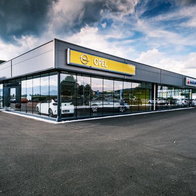 Moderner Autohaus-Neubau mit KS RW Dachpaneelen, KS AT Wandpaneelen mit IPN Dämmkern und vorgefertigten Eckpaneelen mit Spectrum Beschichtung im Farbton Greyrock, standortübergreifend einheitlich und wiedererkennbar.