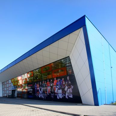 Moderně působící budova hokejového centra splňující specifické požadavky na vnitřní prostředí.