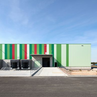 Das neue Vermarktungszentrum für frisches Obst und Gemüse in der Pfalz erstrahlt in bunten Farbtönen und wird damit zu einem richtigen Hingucker.