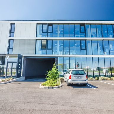 Moderní kancelářská budova BGW v maďarském městě Nagytarcsa přitahuje pozornost svým optimálním sladěním s okolím a nádhernou fasádou.