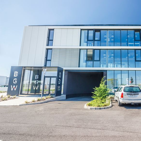 Das Bürogebäude BGW in Nagytarcsa, Ungarn, ist ein modernes Bauwerk, das die Aufmerksamkeit auf sich zieht. Es ist ein perfektes Beispiel für die ästhetische Integration in die Umgebung.
