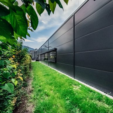 Neubau und Erweiterung des Autohauses mit rund 800 m² Sandwichpaneelen im Flat- und Micro-Profil, präzise auf die Marken-CI der Volkswagen-Gruppe abgestimmt.