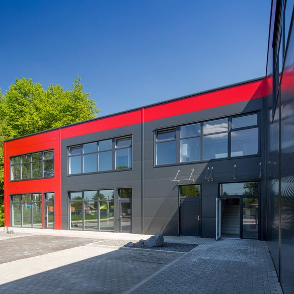 Nová budova firmy Foxel se vyznačuje moderním a elegantním designem, který harmonicky zapadá do industriálního prostředí Ostravy. Architekti využili panelů Kingspan k vytvoření čistých linií a esteticky přitažlivých fasád.