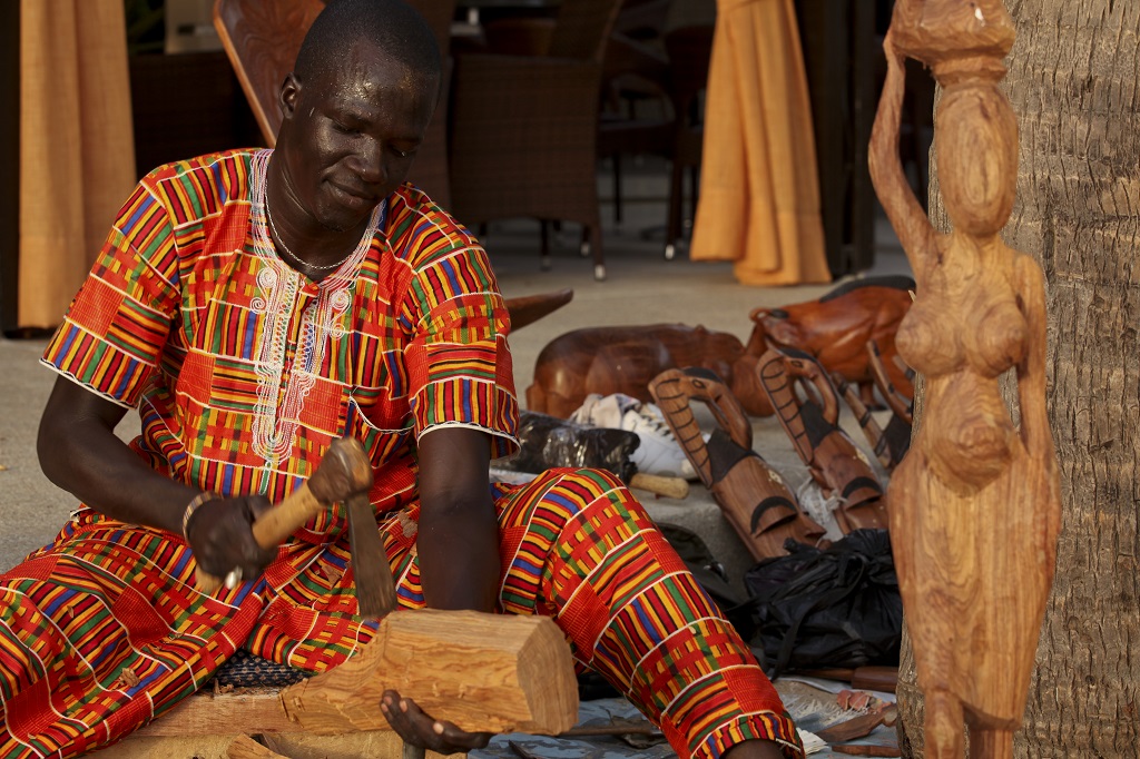 senegalese wood sculptor