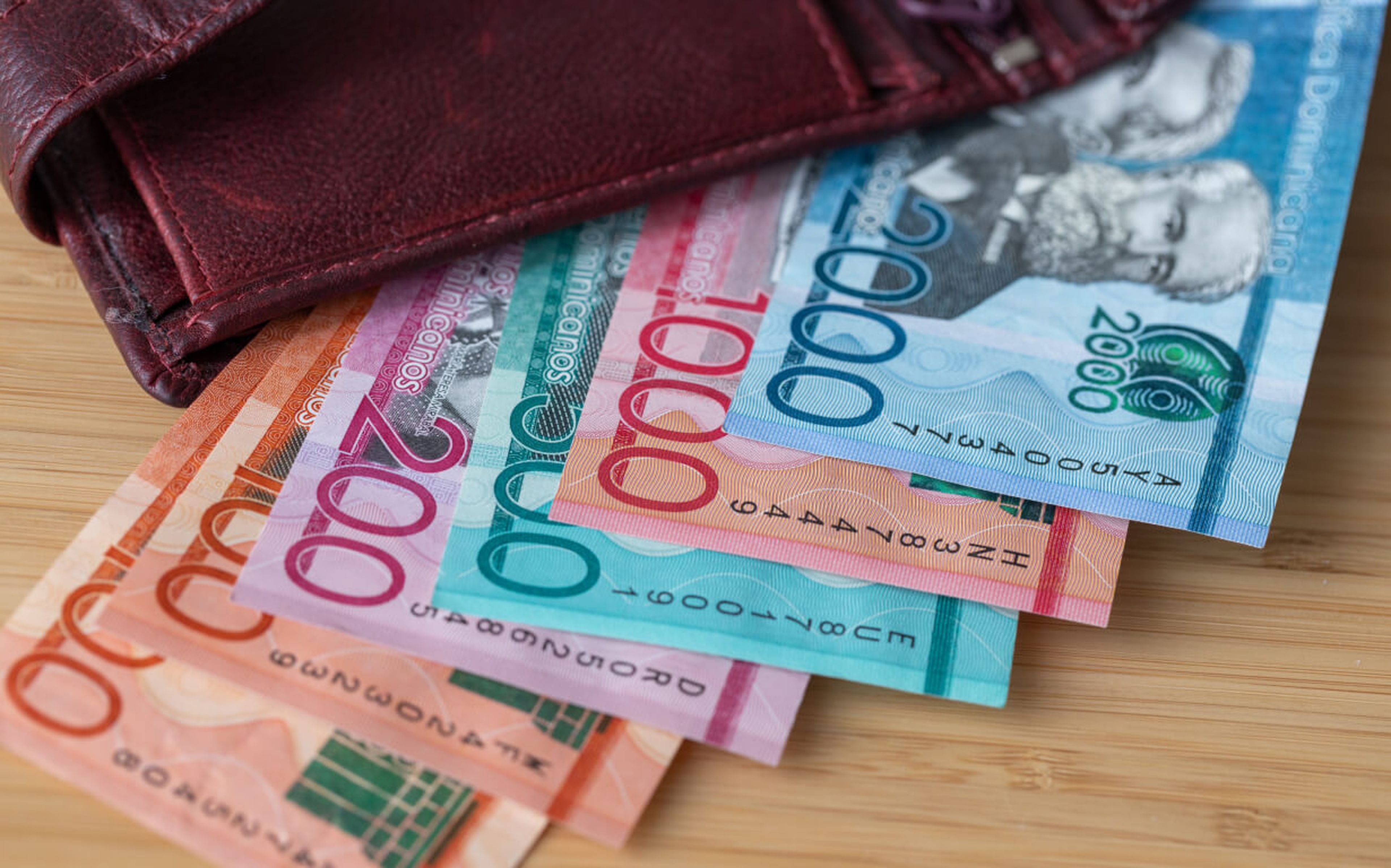 Wallet and foreign currency.