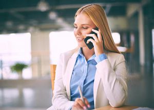 Frau bei Telefonakquise