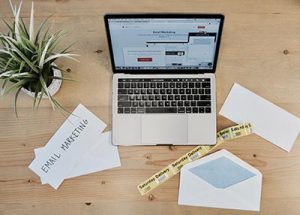Briefe neben einem Laptop