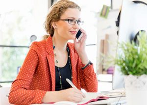Frau mit Stift bei Telefonakquise
