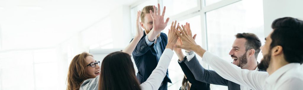 Ein Team feiert ihren Erfolg