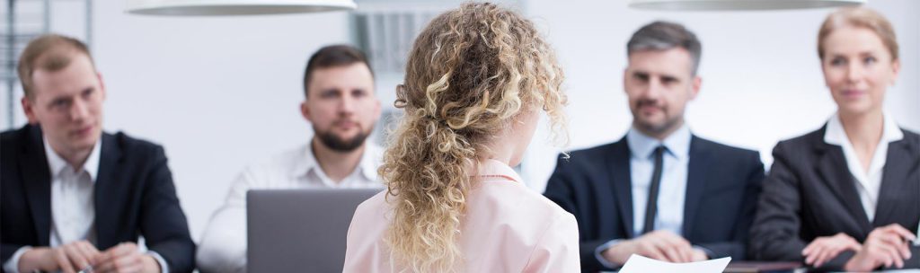 Eine Frau, die an einem Sales Training teilnimmt.
