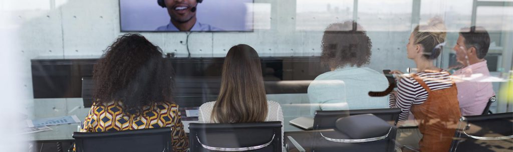 Mitarbeitern werden Videos gezeigt