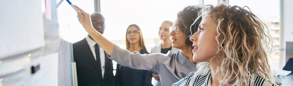 Vertriebsmitarbeiter nehmen an internen Verkaufswettbewerb teil