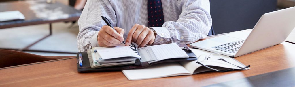 Vertriebsmitarbeiter bereitet die die Kundengespräche am Schreibtisch nach