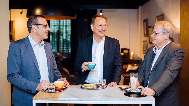 Alexander Colombi, Thomas Flatt und Kollege bei der Übergabe des VR-Präsidiums