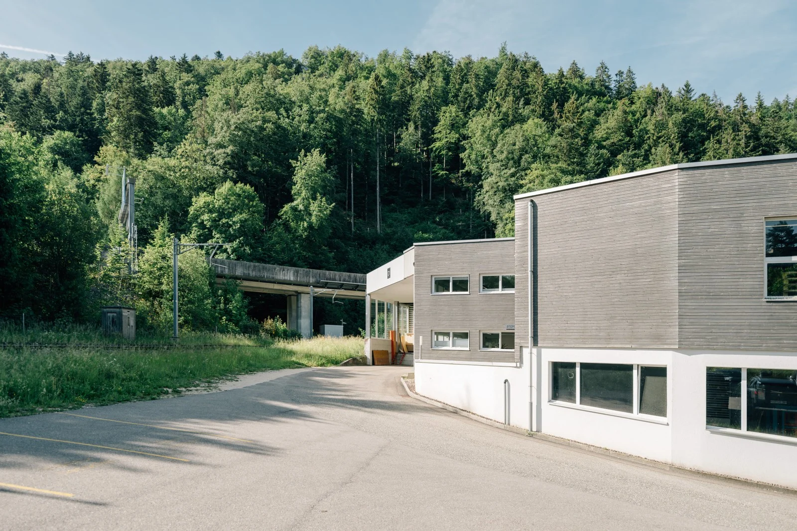 Werkgebaeude mit Holzfassade am Standort Tavannes