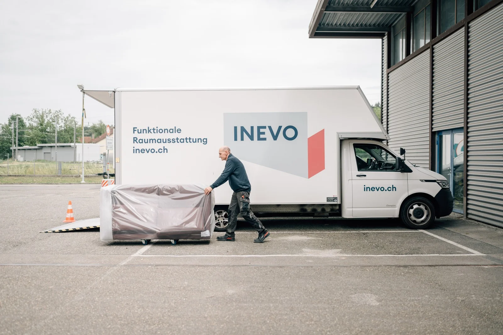 Mitarbeiter verlaedt Moebel in einen INEVO-Lieferwagen