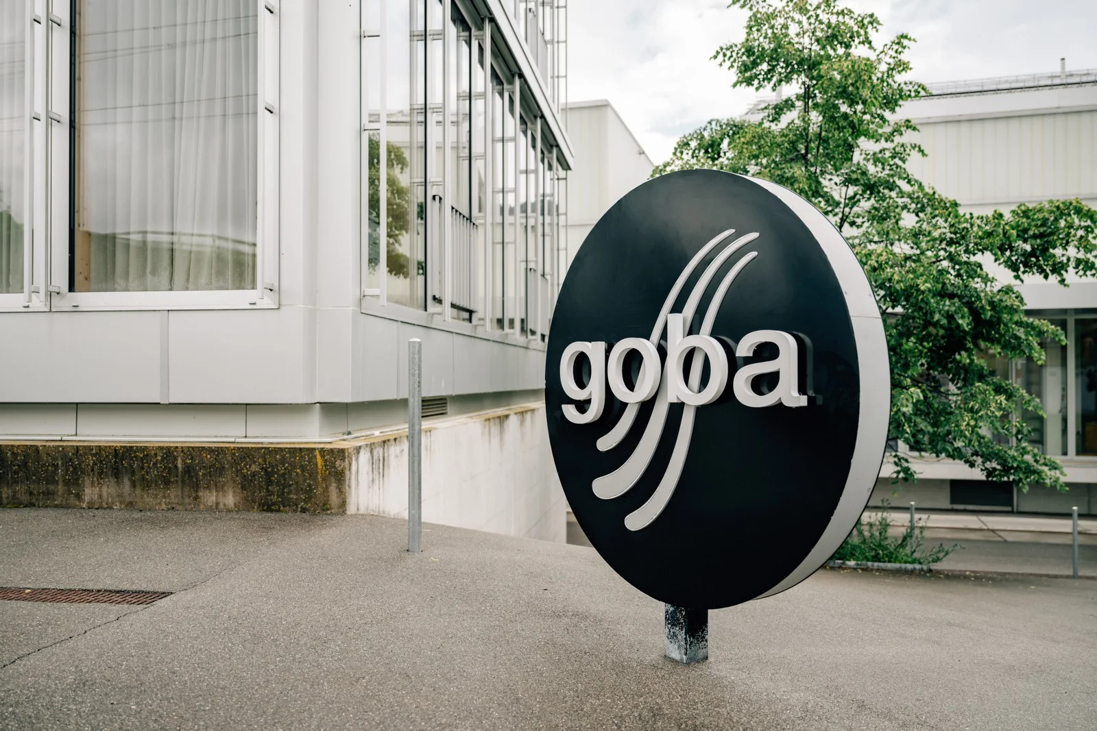 Goba-Logostele vor dem Firmensitz in Gontenbad