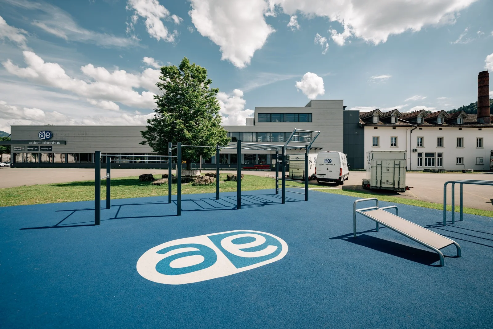 Aussensportanlage vor dem Werkgebaeude der Alder + Eisenhut AG