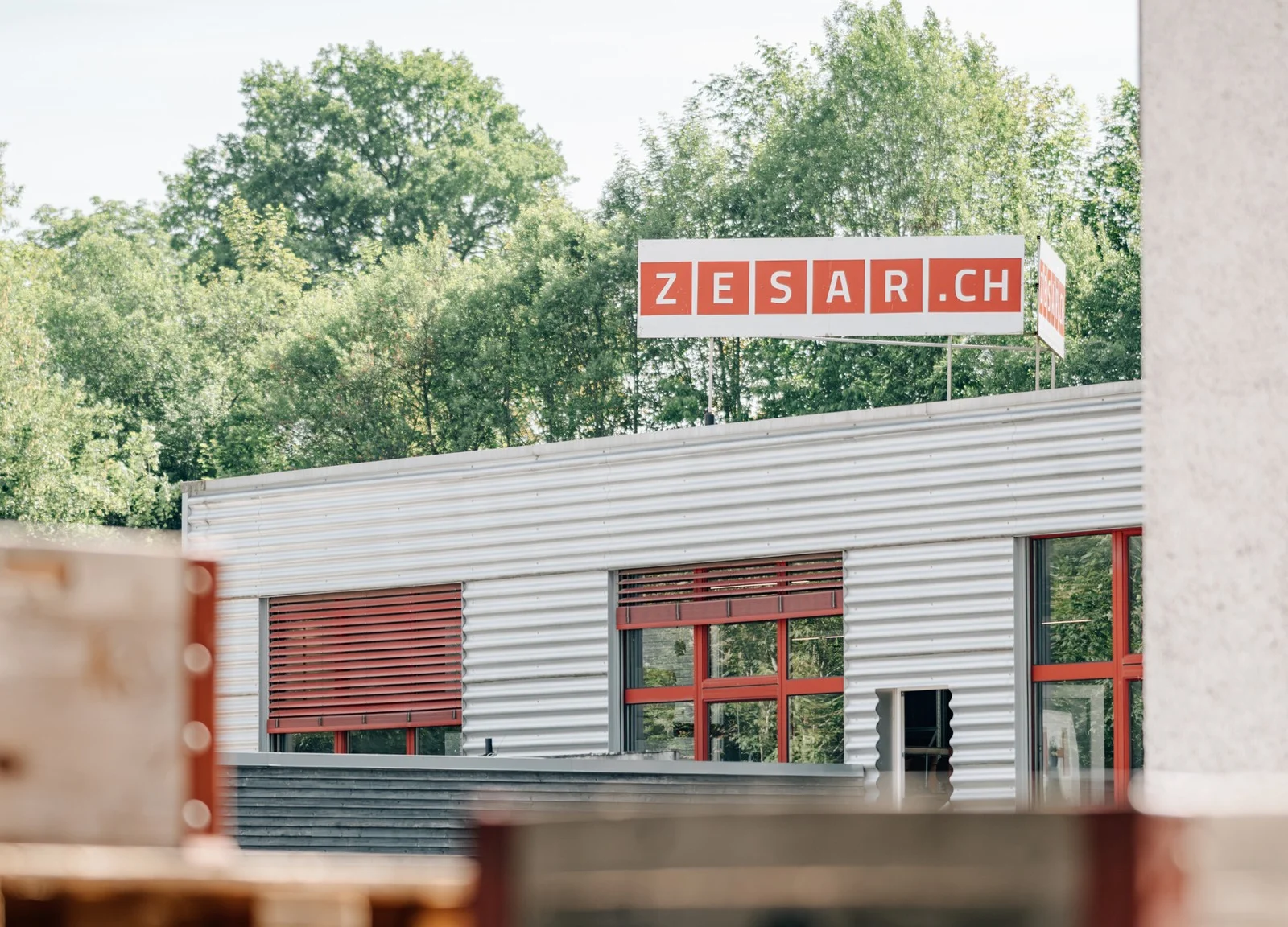 Firmenschild ZESAR.CH auf dem Werkgebaeude in Tavannes