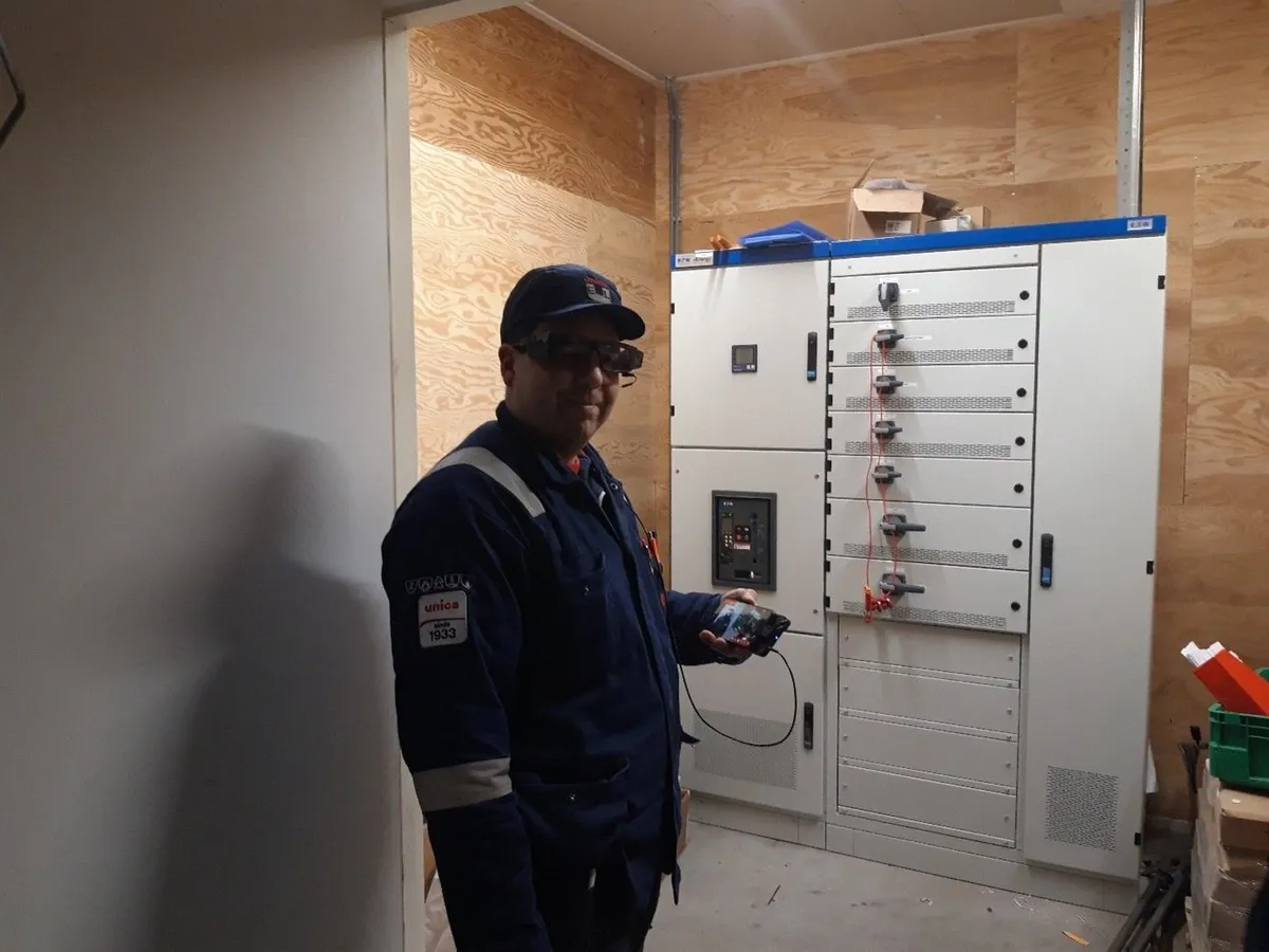Unica operator wearing Iristick smart glasses