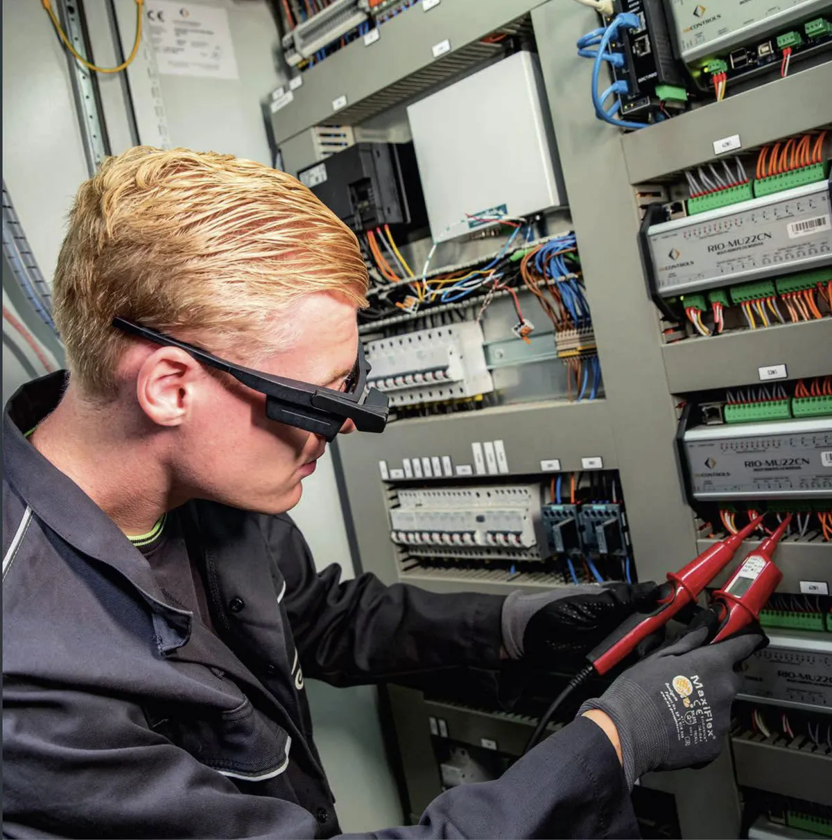 Operator working with both hands free thanks to smart glasses