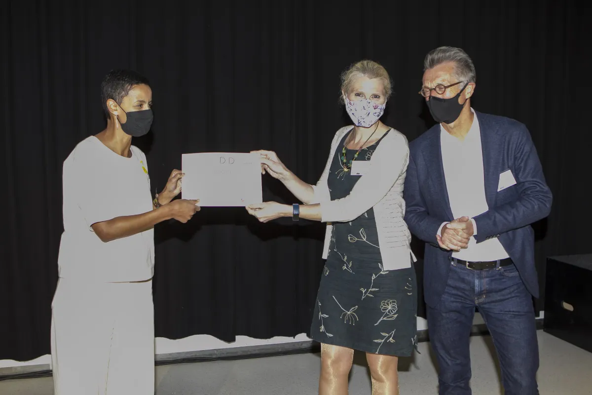 Belgian Minister of Development Cooperation Meryame Kitir hands over the D4D prize to Iristick