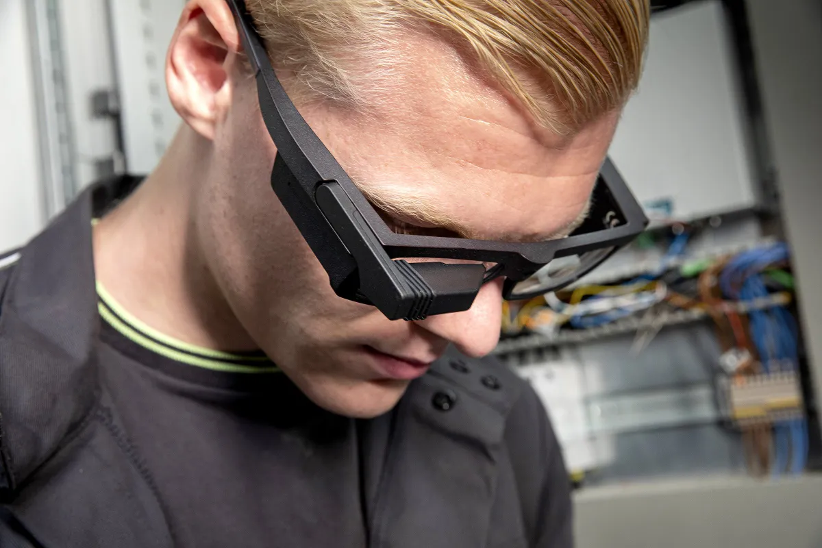Operator wearing smart glasses for remote assistance