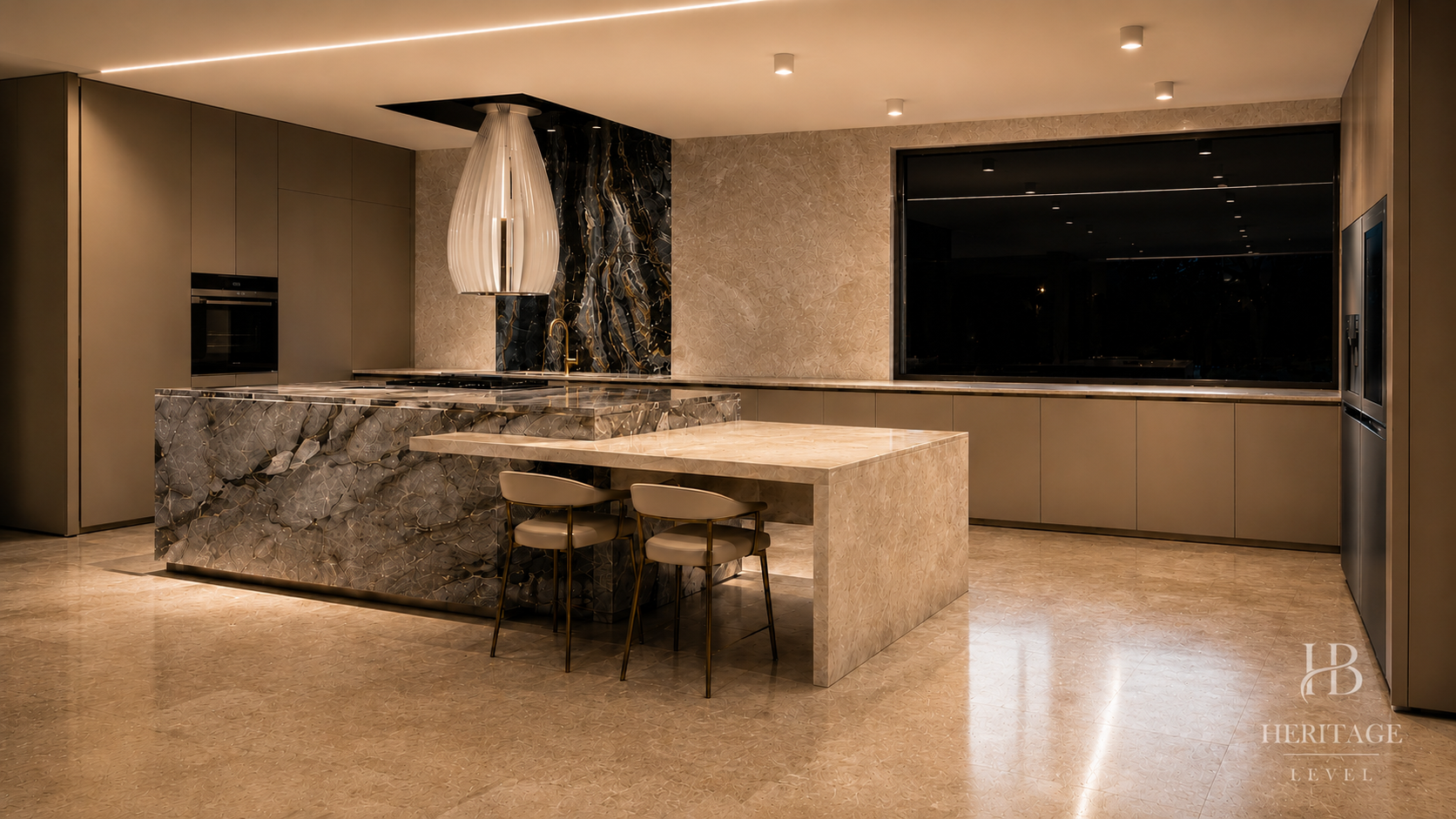 Comedor de KEYSTONE con la mesa de mármol y la escalera de caracol al fondo