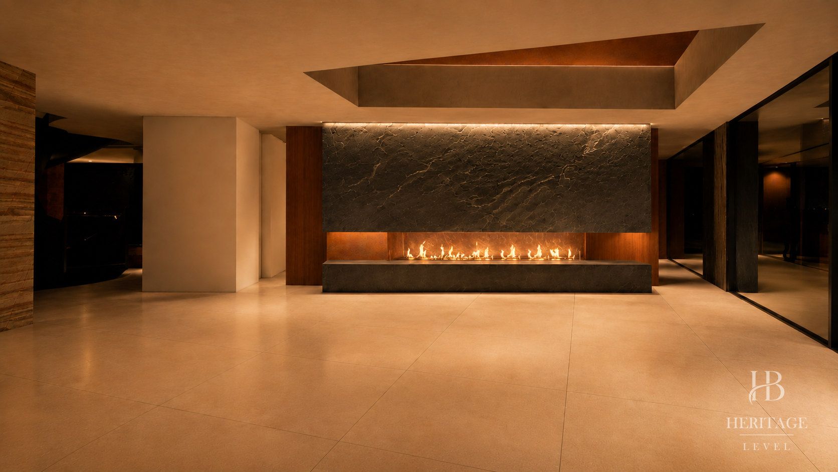 Estar de doble altura de KEYSTONE, de noche, con la chimenea encendida