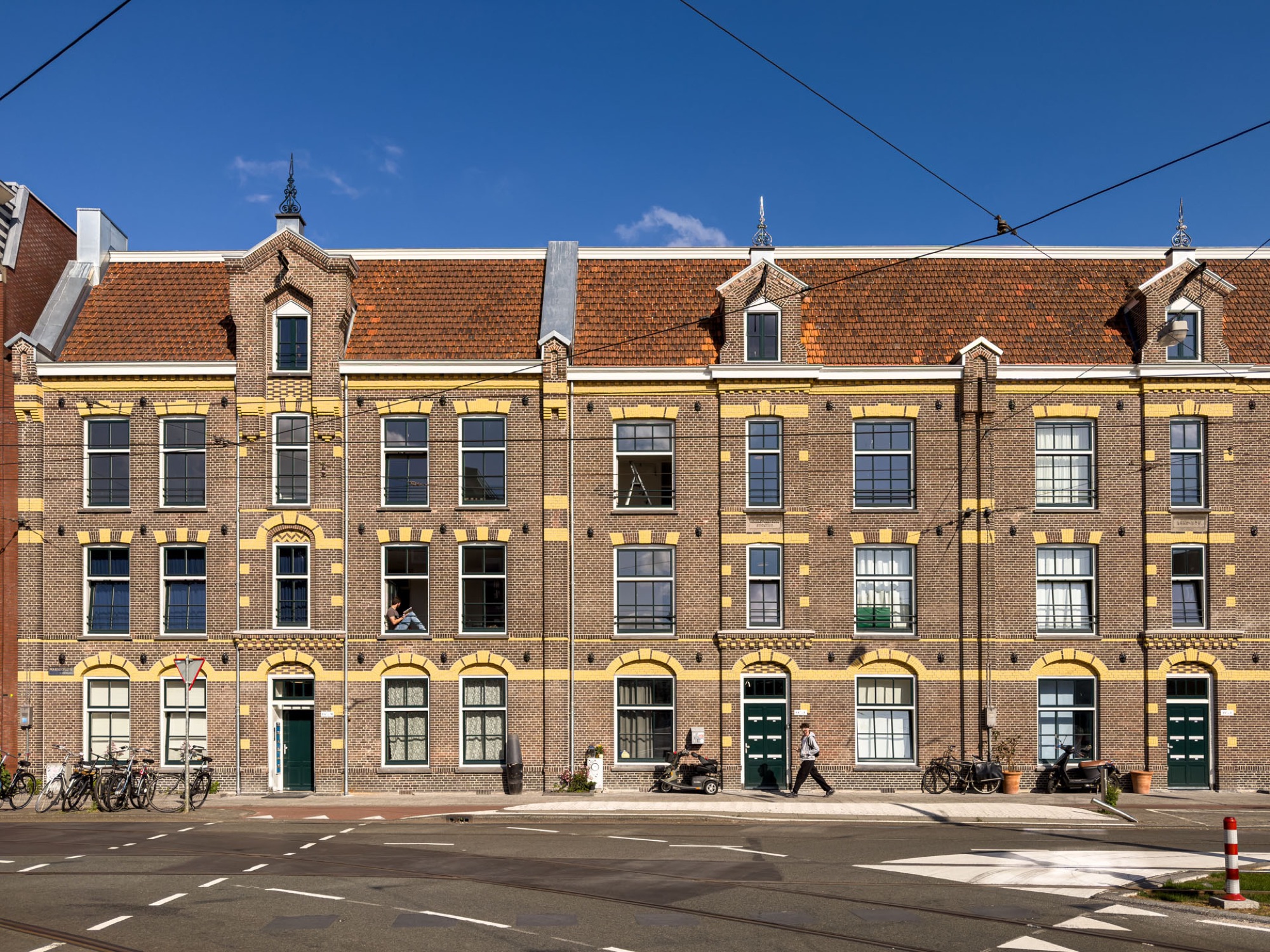 Gerenoveerde gevel aan het Marnixplein in Amsterdam