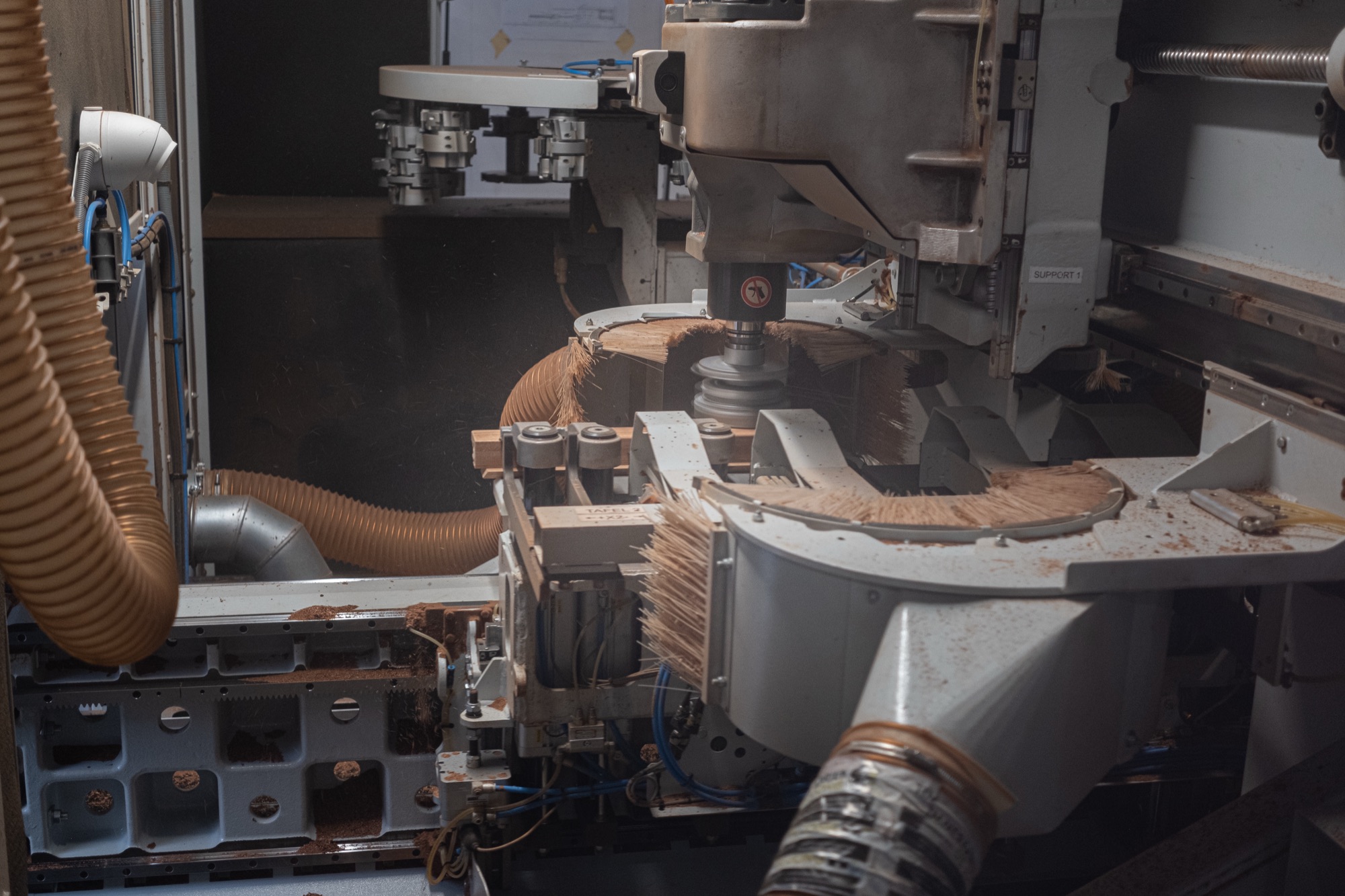 CNC-machine freest een houten kozijnprofiel