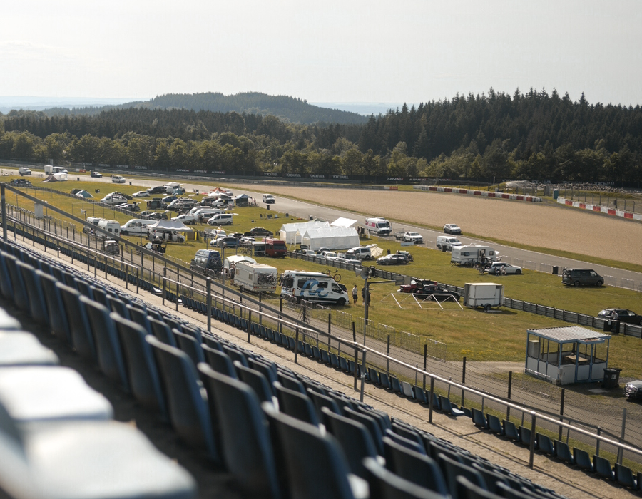 Aufbau Parzellen Blick von Tribünen Rad am Ring