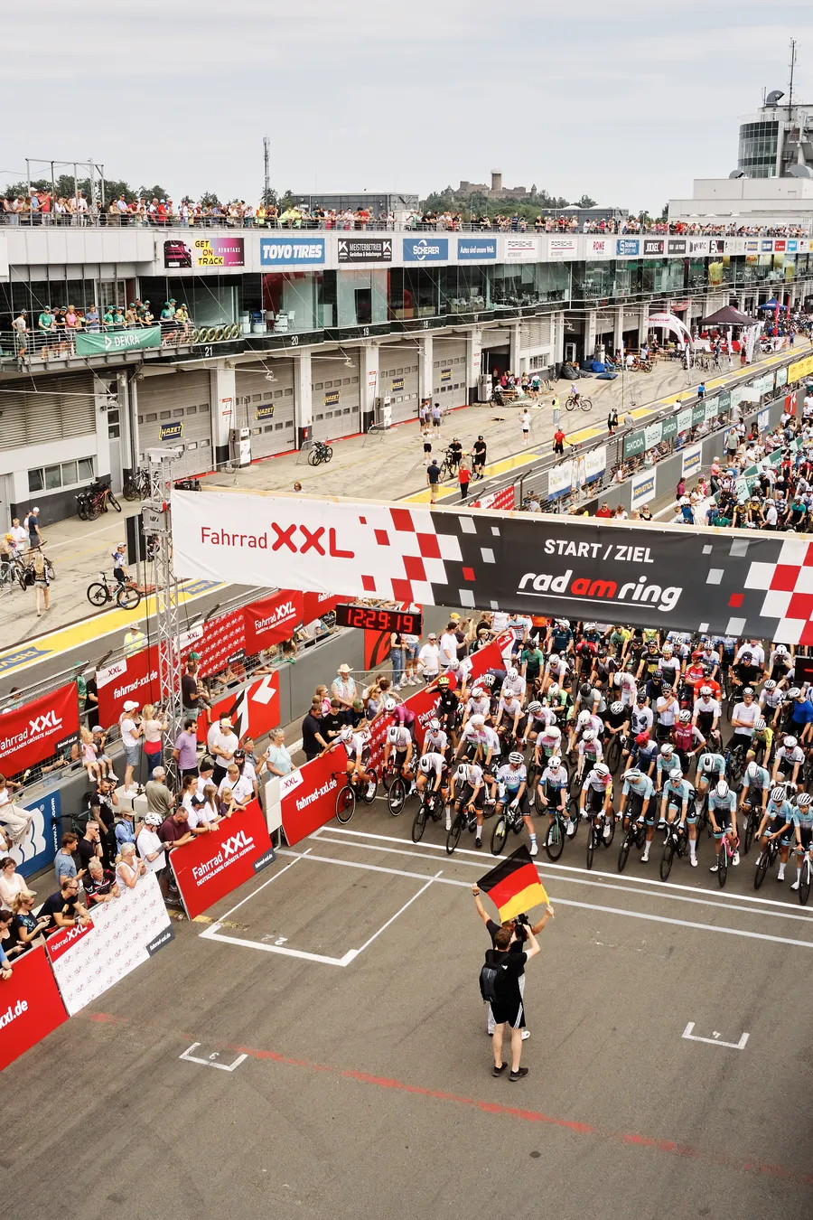 Startaufstellung von Rad am Ring auf der Start-/Ziel-Geraden der Nordschleife. Im Hintergrund die Boxengasse