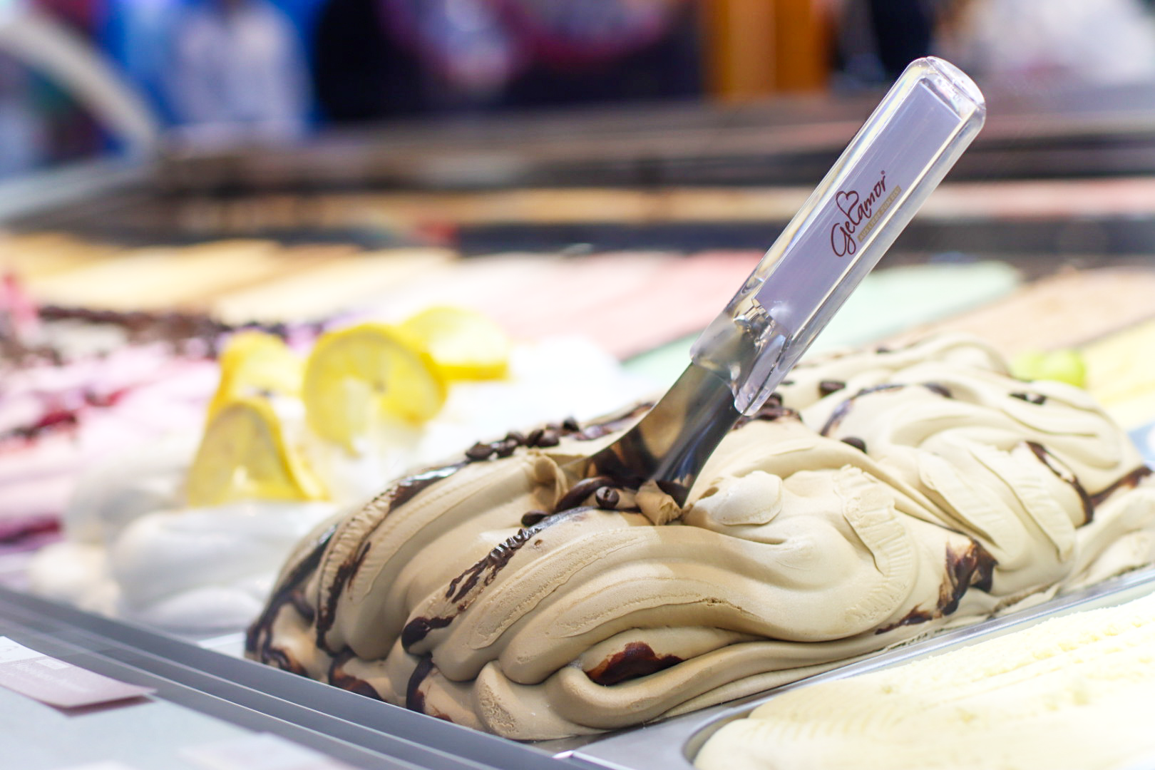 Gevulde bakken schepijs met verschillende smaken