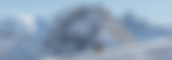 2 Wanderer im Winter hoch oben auf einem präparierten Wanderweg