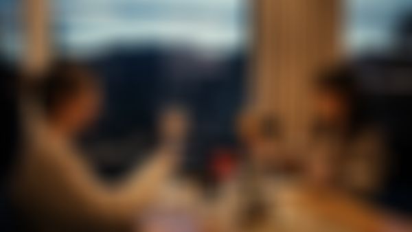 Zwei junge Frauen stoßen in einem Restaurant an