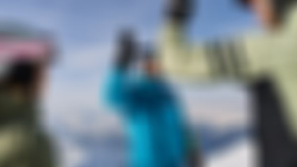 3 Freunde beim High-Fife auf der Skipiste