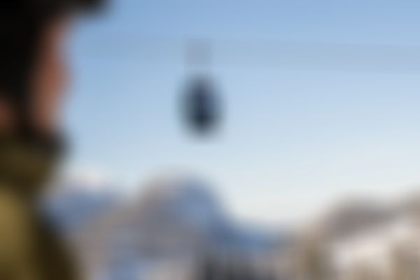 Blick eines Skifahrers auf eine Kabine der Söllereckbahn