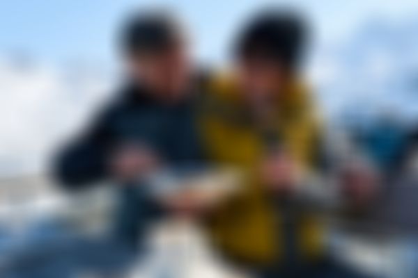 Ein glückliches älteres Paar auf einer Skihütte beim Essen eines Apfelstrudels