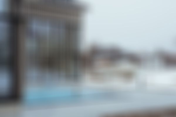 Eine Frau schwimmt im Außenbereich der Therme Oberstdorf