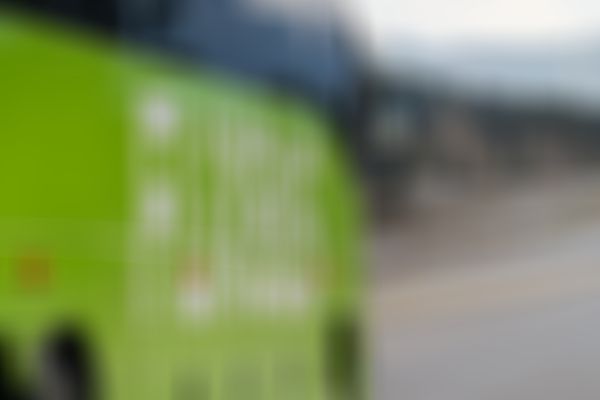 Ein Flixbus in der Seitenansicht auf der A7 Richtung Süden