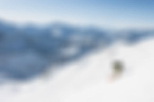 Skifahrer bei der Abfahrt am Gipfelhang vom Nebelhorn