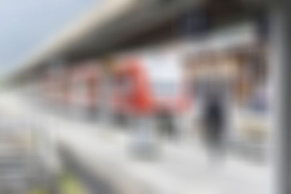 Ein Regionalzug auf dem Bahngleis im Bahnhof Oberstdorf