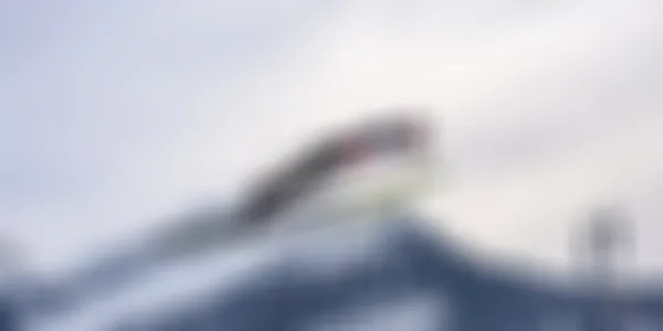 Bild eines Skispringers bei der Vierschanzentournee