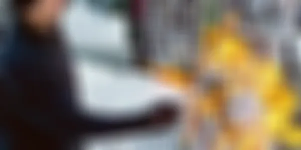 Ein man der an einer Eisfigur arbeitet
