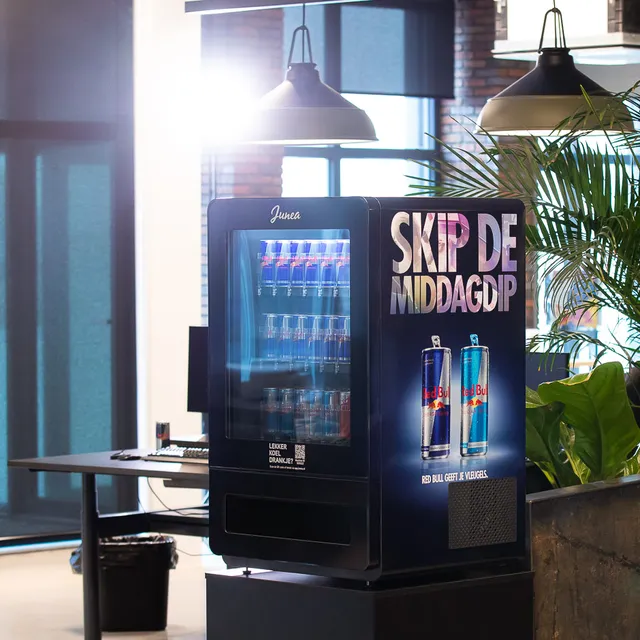 Junea Drinks met Red Bull en de slogan Skip de middagdip op kantoor